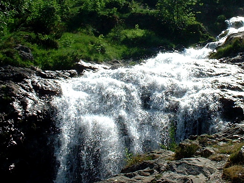 Pyrenees - Hautes Pyrenees - CASCADE PRES DES GRANGES DE HOLLE (1390 m) 