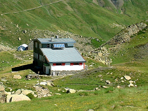 Pyrenees - Tour du Pic du Midi d'Ossau - REFUGE DE POMBIE (2026 m) 