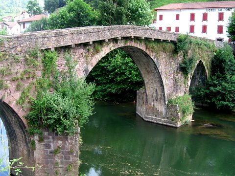 Pyrenees - Pays Basque - VIEUX PONT DE BIDARRAY (81 m)
