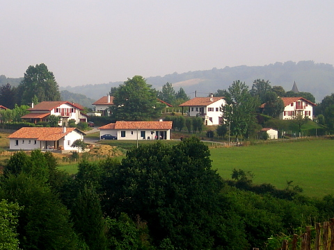 Pyrenees - Pays Basque - VUE GLOBALE D'AINHOA (127 m)