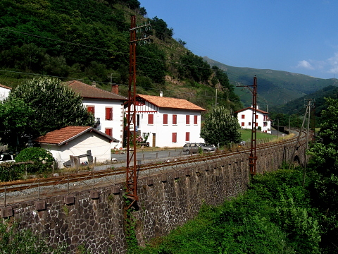 Pyrenees - Pays Basque - VOIE DE CHEMIN DE FER (81 m)