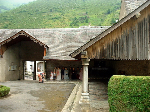 Cour Eglise de Campan
