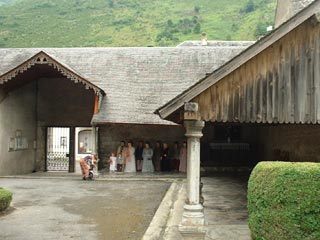 Cour Eglise de Campan